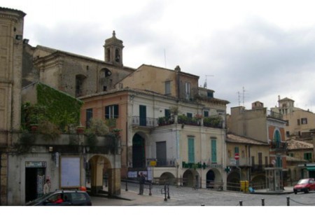 La farmacia vista dalla Basilica